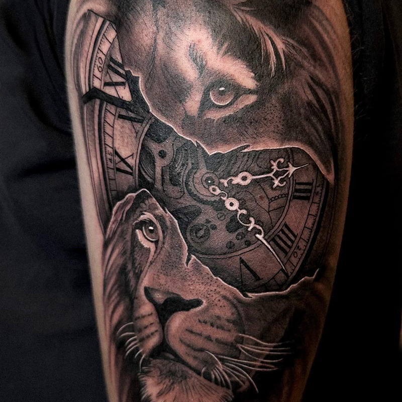 Foto van tattoo met gebarsten leeuwenkop en klok.